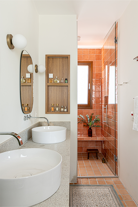 Bancada com cubas individuais ampliam a praticidade também vivenciada na área de banho, com assento no box