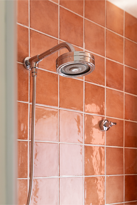 Bancada com cubas individuais ampliam a praticidade também vivenciada na área de banho, com assento no box