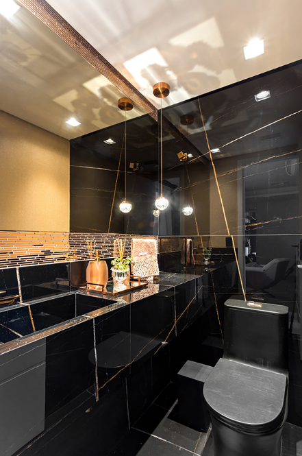 Vaso sanitário preto completa o visual e reforça a personalidade do projeto – Foto: Gustavo Awad | Projeto: Marcia Motomatsu