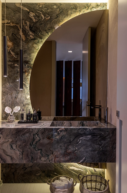 LED atrás do espelho cria clima intimista no banheiro preto – Foto: Rafael Renzo | Projeto: Alê Rovito