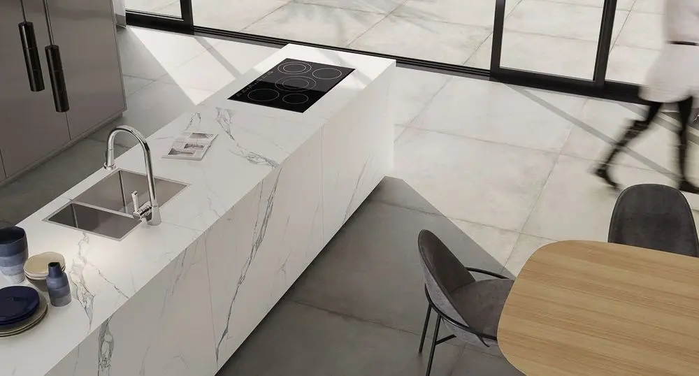 Porcelanato marmorizado tem veios marcantes que destaca paredes e pisos internos – Foto: Portinari