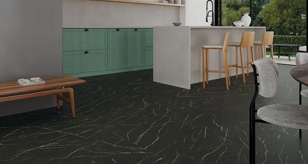 Preto marmorizado cria contraste forte e deixa o ambiente mais dramático – Foto: Portinari