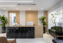 Clínica de 85m² em Moema aposta em design acolhedor para transformar a experiência do paciente Projeto: Camila Palladino | Recepção que traduz o conceito do projeto: elegante, acolhedora e longe da estética tradicional das clínicas