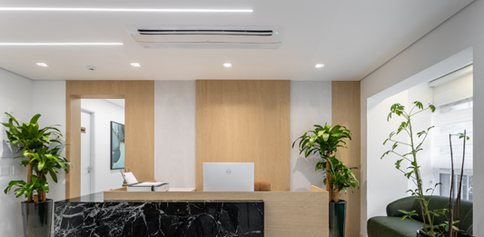 Clínica de 85m² em Moema aposta em design acolhedor para transformar a experiência do paciente Projeto: Camila Palladino | Recepção que traduz o conceito do projeto: elegante, acolhedora e longe da estética tradicional das clínicas