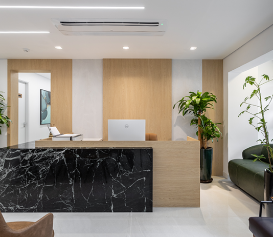 Clínica de 85m² em Moema aposta em design acolhedor para transformar a experiência do paciente Projeto: Camila Palladino | Recepção que traduz o conceito do projeto: elegante, acolhedora e longe da estética tradicional das clínicas
