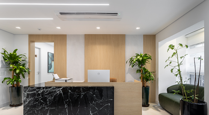 Clínica de 85m² em Moema aposta em design acolhedor para transformar a experiência do paciente Projeto: Camila Palladino | Recepção que traduz o conceito do projeto: elegante, acolhedora e longe da estética tradicional das clínicas