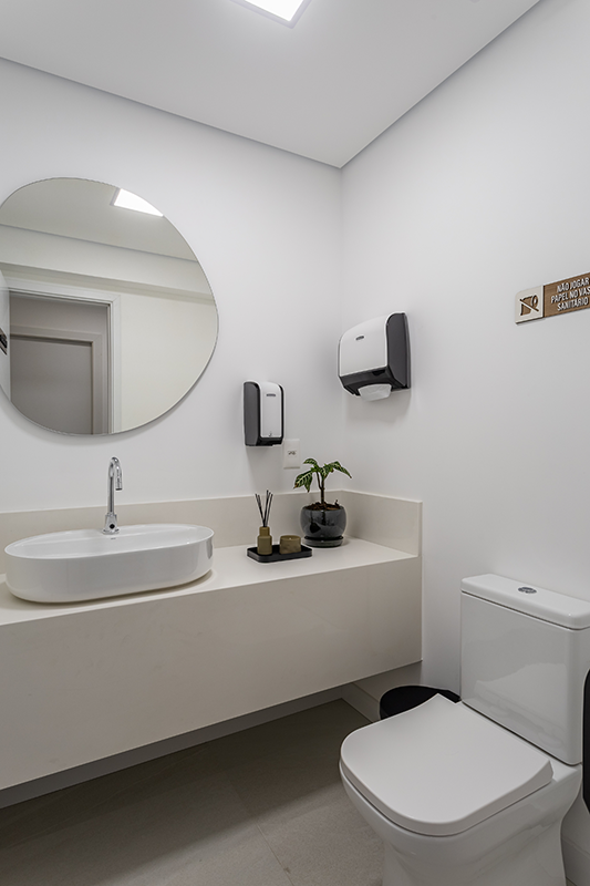 Projeto: Camila Palladino | All white com contrastes sutis em preto e espelho orgânico: minimalismo elegante que reforça a leveza do projeto