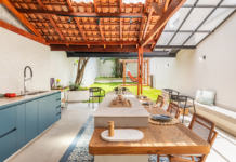 Projeto renova sobrado de 200 m² para uma jovem família Reforma do sobrado empreendida pelo arquiteto Bruno Moraes reorganizou a planta original, ampliou a entrada de luz natural e promoveu uma integração fluida entre os ambientes sociais, respeitando a estrutura existente e o caráter da construção