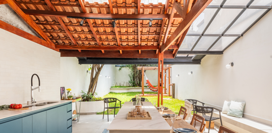 Projeto renova sobrado de 200 m² para uma jovem família Reforma do sobrado empreendida pelo arquiteto Bruno Moraes reorganizou a planta original, ampliou a entrada de luz natural e promoveu uma integração fluida entre os ambientes sociais, respeitando a estrutura existente e o caráter da construção