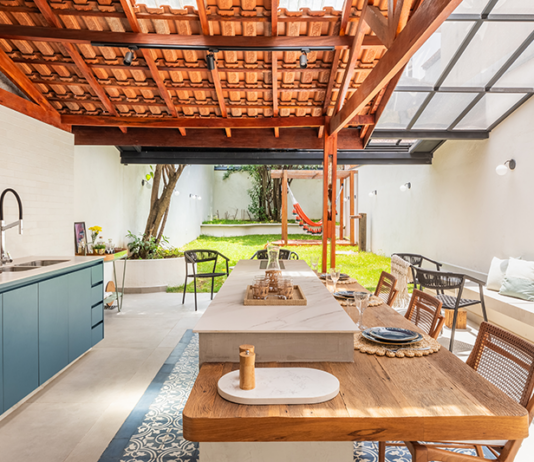 Projeto renova sobrado de 200 m² para uma jovem família Reforma do sobrado empreendida pelo arquiteto Bruno Moraes reorganizou a planta original, ampliou a entrada de luz natural e promoveu uma integração fluida entre os ambientes sociais, respeitando a estrutura existente e o caráter da construção