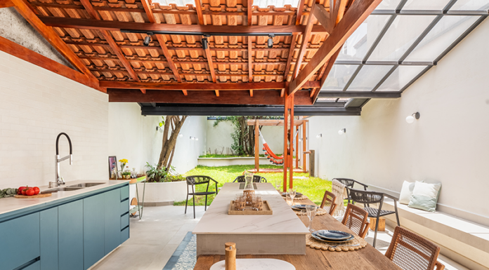 Projeto renova sobrado de 200 m² para uma jovem família Reforma do sobrado empreendida pelo arquiteto Bruno Moraes reorganizou a planta original, ampliou a entrada de luz natural e promoveu uma integração fluida entre os ambientes sociais, respeitando a estrutura existente e o caráter da construção