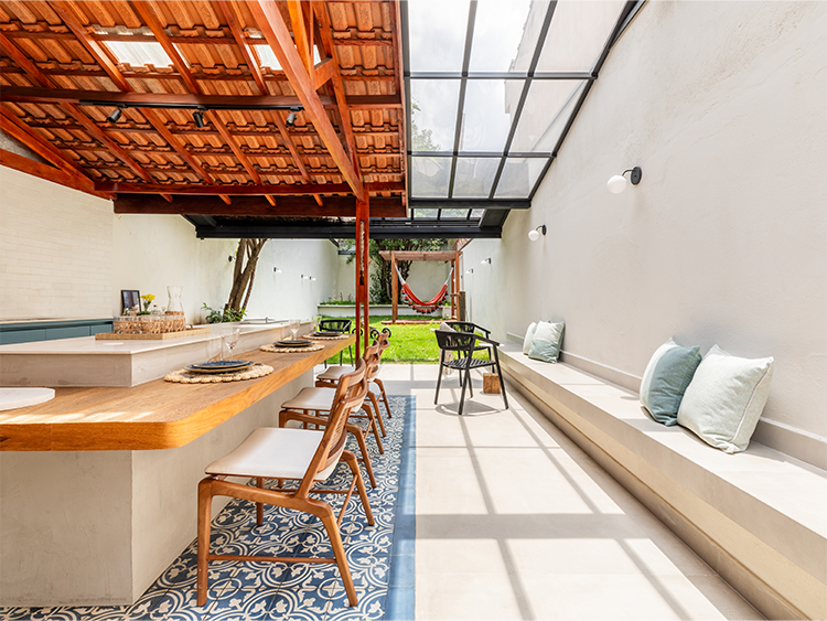 Ao longo do corredor, um banco contínuo amplia o número de assentos e garante bem-estar nos dias de festa 