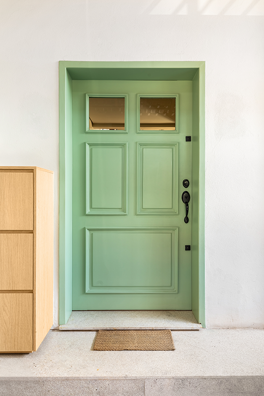 Ao adentrar, o banco suspenso, com 45 cm de distância do piso e fechamento em palhinha, percorre toda a parede lateral. Para o conforto e hábito dos moradores, o interior da marcenaria comporta os sapatos. O arquiteto Bruno Moraes também incluiu penduradores para acomodar bolsas e casacos 