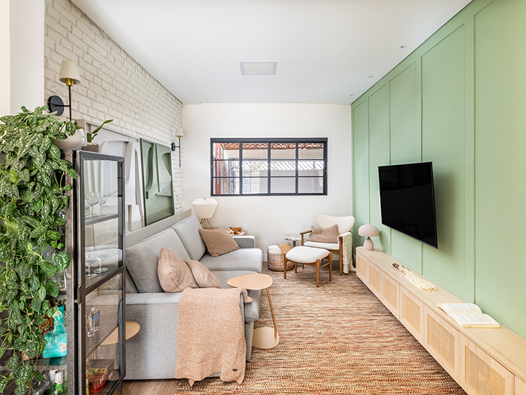 Com a proposta de continuidade, o banco avistado no hall de entrada faz a curva e se transforma no rack para a sala de TV 