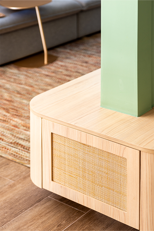 Em zoom nas imagens, a marcenaria curva se repete em todo o projeto. Sob os degraus, além de um armário embutido para organizar os brinquedos da criança, um nicho especial para a caminha do cachorro foi integrado ao cotidiano da casa de forma natural e discreta