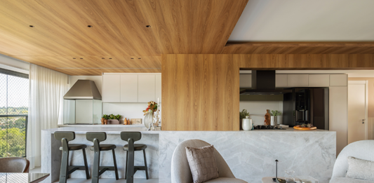 Integração, sofisticação e aconchego marcam apartamento de 165m² no Campo Belo Projeto: TT Interiores | Integração fluida entre living, jantar e cozinha, com identidade preservada em cada detalhe