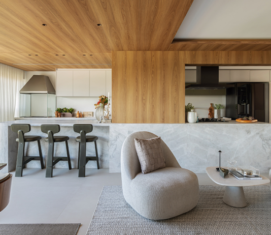 Integração, sofisticação e aconchego marcam apartamento de 165m² no Campo Belo Projeto: TT Interiores | Integração fluida entre living, jantar e cozinha, com identidade preservada em cada detalhe