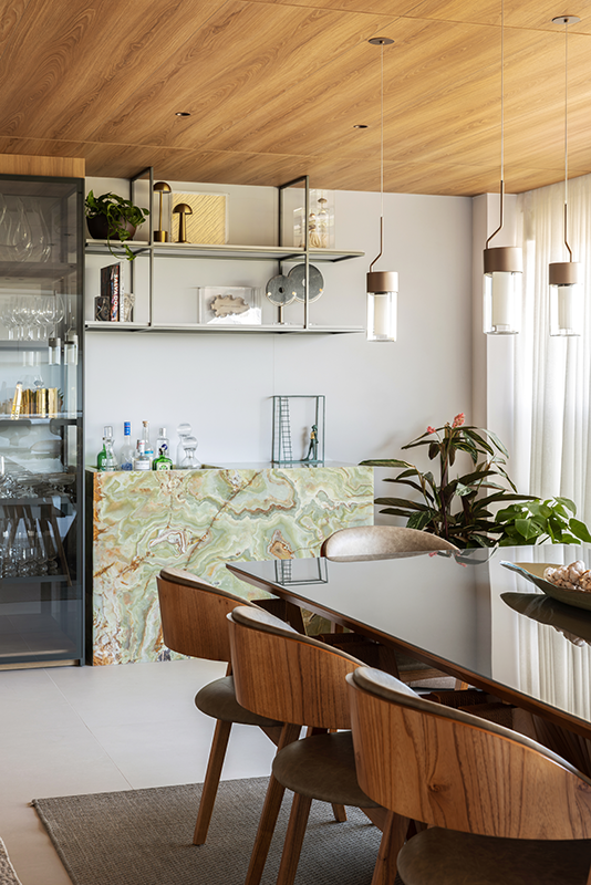 Projeto: TT Interiores | A vegetação assume papel essencial no projeto, tornando-se um forte elemento de identidade e conforto na composição dos espaços