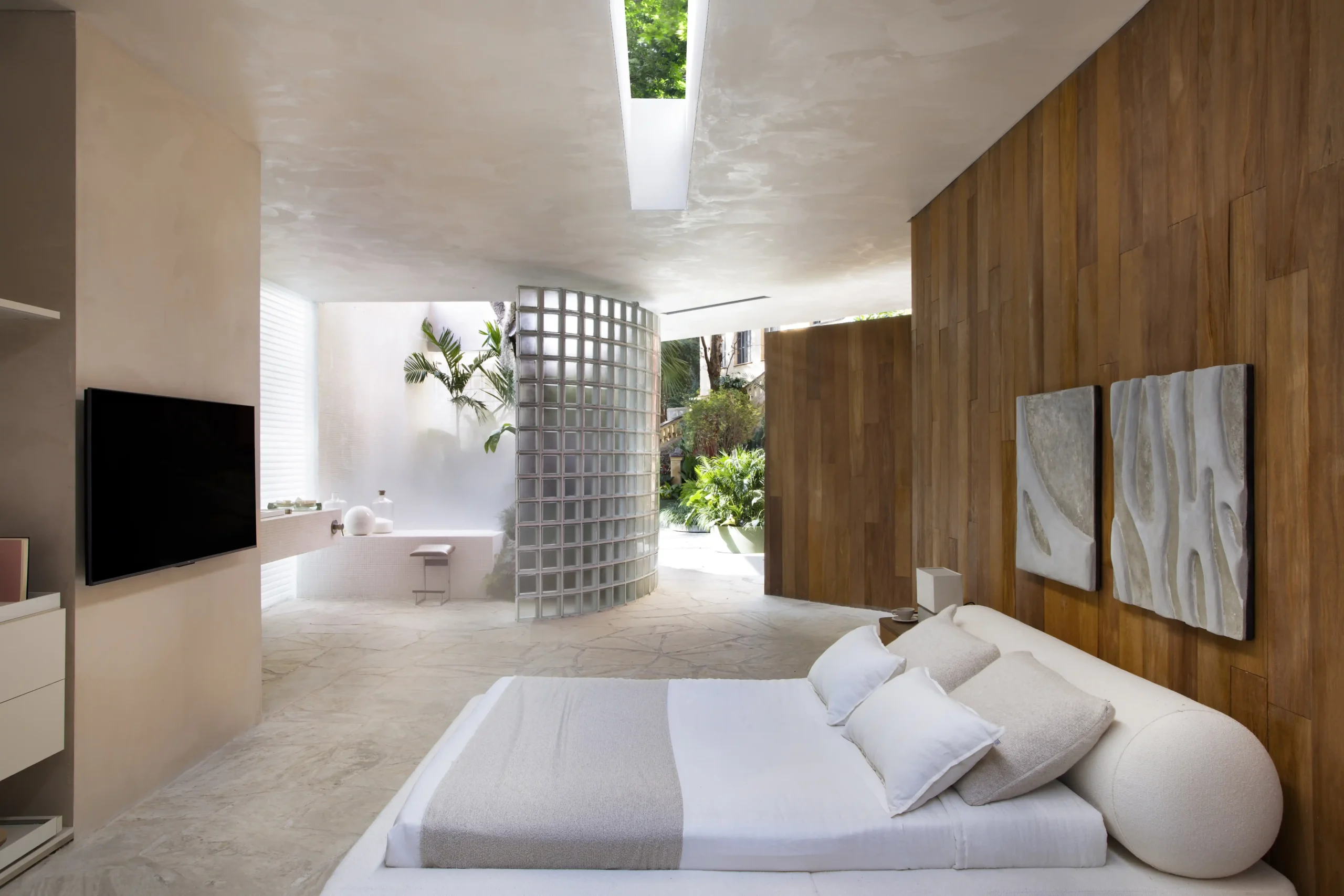 A suíte master transforma o quarto em um espaço exclusivo de descanso – Foto: Denilson Machado, do MCA Estúdio/CASACOR | Projeto: João Panaggio