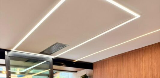 Cozinha assume protagonismo na arquitetura contemporânea e se consolida como centro simbólico, social e estratégico da casa brasileira Projeto: Evilyn Ribeiro | A cozinha deixou de ser bastidor e assumiu o papel principal na arquitetura contemporânea. Hoje, ela integra, acolhe e traduz o estilo de vida de quem vive a casa