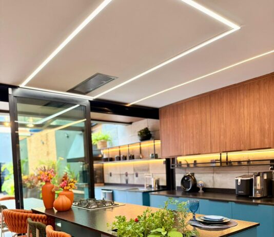 Cozinha assume protagonismo na arquitetura contemporânea e se consolida como centro simbólico, social e estratégico da casa brasileira Projeto: Evilyn Ribeiro | A cozinha deixou de ser bastidor e assumiu o papel principal na arquitetura contemporânea. Hoje, ela integra, acolhe e traduz o estilo de vida de quem vive a casa