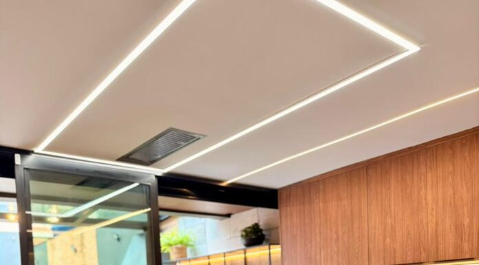 Cozinha assume protagonismo na arquitetura contemporânea e se consolida como centro simbólico, social e estratégico da casa brasileira Projeto: Evilyn Ribeiro | A cozinha deixou de ser bastidor e assumiu o papel principal na arquitetura contemporânea. Hoje, ela integra, acolhe e traduz o estilo de vida de quem vive a casa