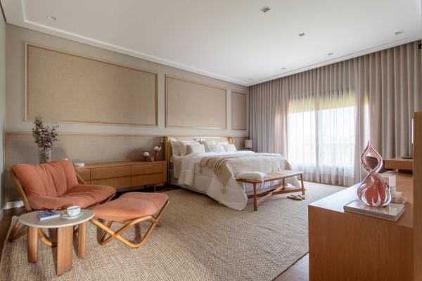 Projeto: Paiva e Passarini Arquitetura e Design | Com paleta clara e atmosfera acolhedora, este dormitório integra cama e sala íntima em um único espaço pensado para descanso.