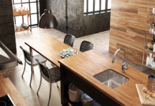 Roca amplia soluções para cozinhas e áreas gourmet na Expo Revestir 2026 Monocomando de mesa da coleção Glera para cozinha em “U”, acabamento cromado