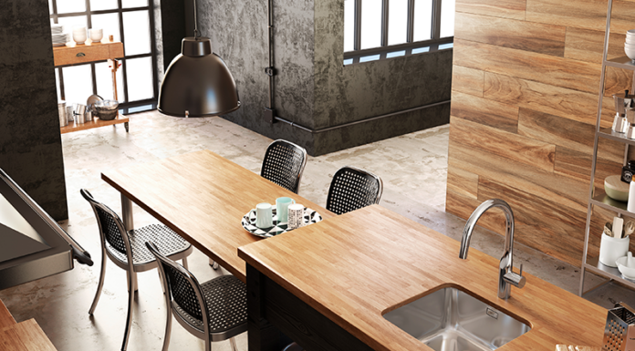 Roca amplia soluções para cozinhas e áreas gourmet na Expo Revestir 2026 Monocomando de mesa da coleção Glera para cozinha em “U”, acabamento cromado