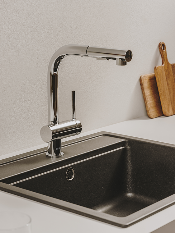 Monocomando de mesa da coleção Ona para cozinha em “L”, acabamento cromado 