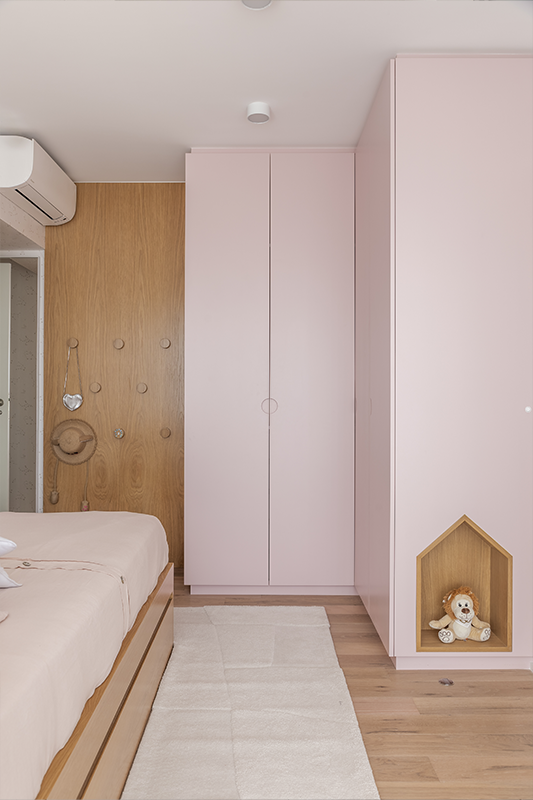 Espelho, cabideiro e guarda-roupa em L completam o ambiente da menina 