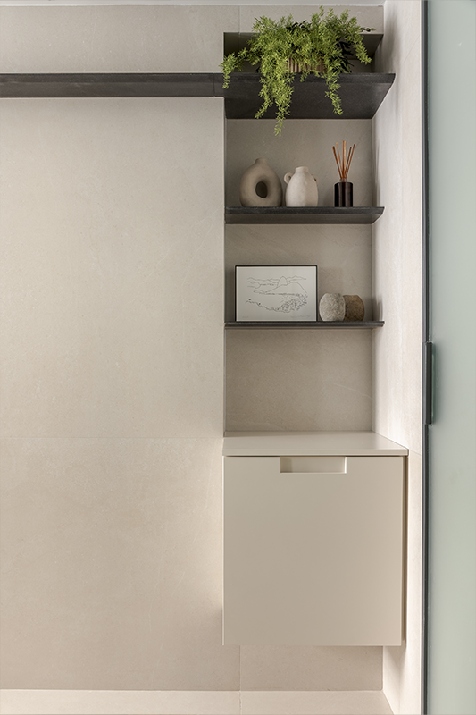 Um lado para ele e outro para ela reforçam as características de cada um. E, como solução para roupas sujas, o escritório projetou um cesto de roupas em marcenaria (imagem à direita) 