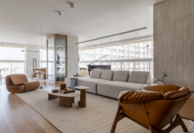 Projeto contemporâneo interpreta alma brasileira, musicalidade e memórias em 320 m² de arquitetura afetiva A marcenaria advém do hall e segue em painéis contínuos que acomodam uma pintura exclusiva de Ronald Lago