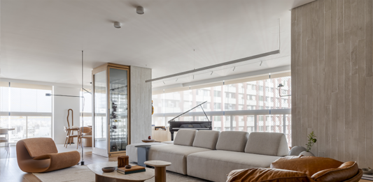 Projeto contemporâneo interpreta alma brasileira, musicalidade e memórias em 320 m² de arquitetura afetiva A marcenaria advém do hall e segue em painéis contínuos que acomodam uma pintura exclusiva de Ronald Lago