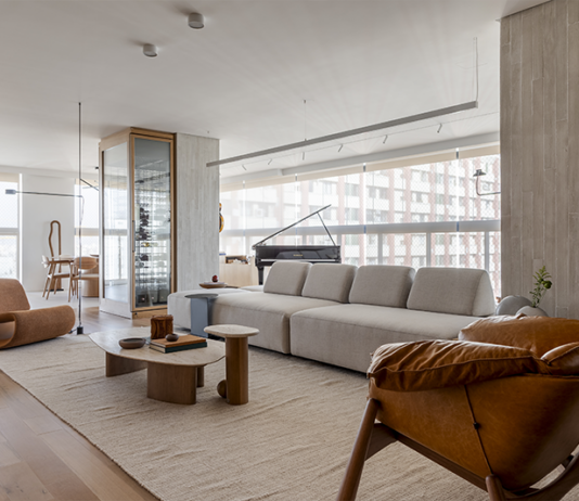 Projeto contemporâneo interpreta alma brasileira, musicalidade e memórias em 320 m² de arquitetura afetiva A marcenaria advém do hall e segue em painéis contínuos que acomodam uma pintura exclusiva de Ronald Lago