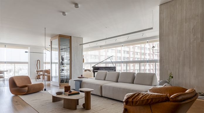 Projeto contemporâneo interpreta alma brasileira, musicalidade e memórias em 320 m² de arquitetura afetiva A marcenaria advém do hall e segue em painéis contínuos que acomodam uma pintura exclusiva de Ronald Lago