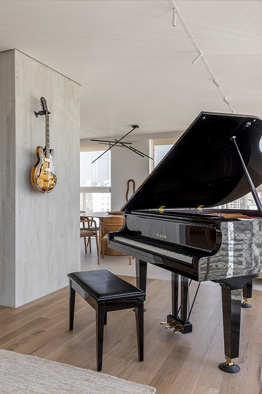 A música, parte inseparável da rotina dos moradores, se manifesta também no décor com o piano e a guitarra sendo integrados à composição do espaço 