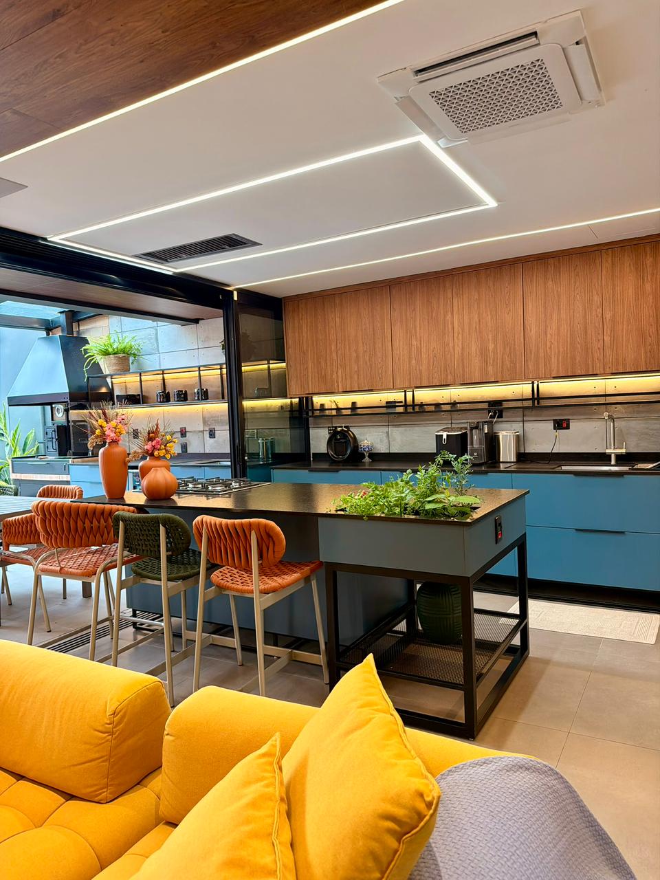 Projeto: Evilyn Ribeiro | Setorização inteligente, iluminação acolhedora e materiais naturais: eficiência e aconchego convivendo em perfeita harmonia