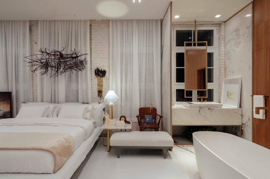 A suíte master se destaca pelo tamanho e pelo alto nível de requinte – Foto: Cristiano Bauce/CASACOR | Projeto: Rogério Pandolfo 