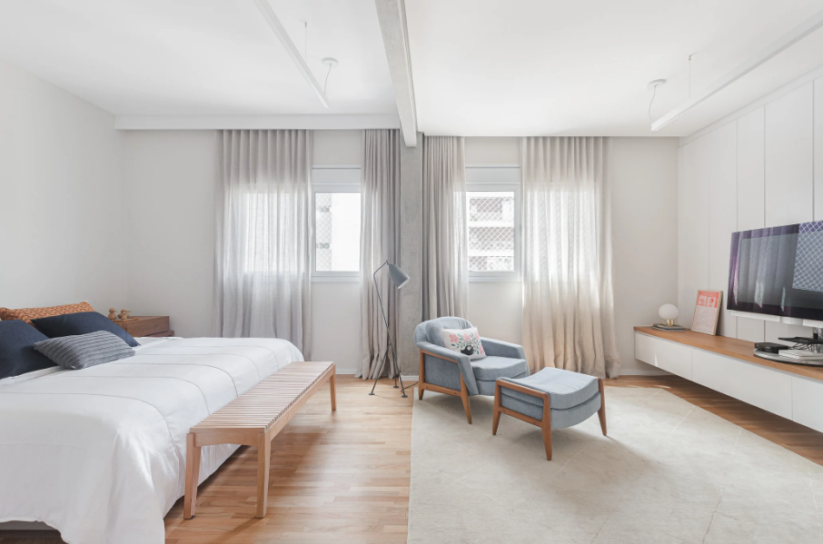 Porcelanato, madeira tratada e pedra natural garantem durabilidade e beleza ao ambiente – Foto: Gisele Rampazzo | Projeto: Renata Costa | Apto 41