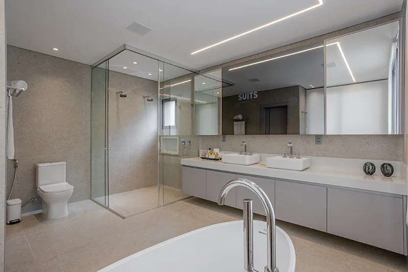 Bancadas duplas, metais de qualidade e nichos embutidos unem praticidade ao design exclusivo – Foto: Thiago Mol | Projeto: Renata Pacheco