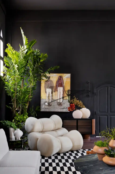 Muito além de uma sala de estar: o lounge é um refúgio de conforto e sofisticação para relaxar ou receber visitas – Foto: Bia Nauiack/CASACOR | Projeto: Tatiana Melo Arquitetura