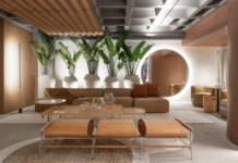 Lounge: o que é e como montar um espaço de relaxamento em qualquer ambiente Móveis confortáveis são a base do lounge – Foto: Lio Simas/CASACOR | Projeto: Jessica Maylara Interiores