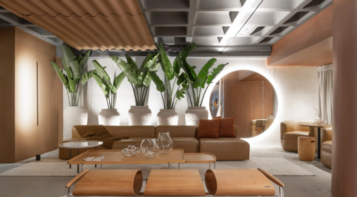 Lounge: o que é e como montar um espaço de relaxamento em qualquer ambiente Móveis confortáveis são a base do lounge – Foto: Lio Simas/CASACOR | Projeto: Jessica Maylara Interiores