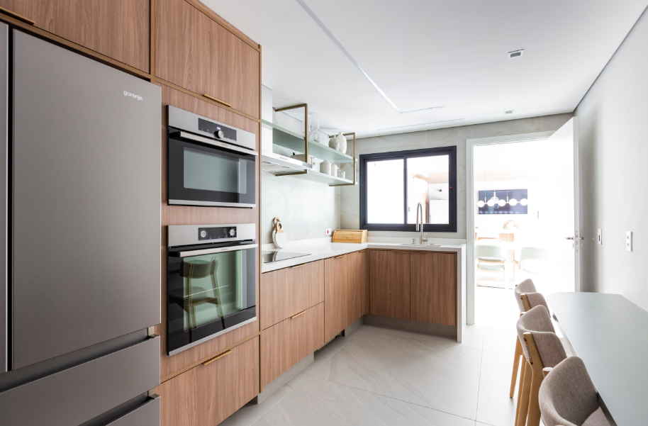 Madeira na cozinha traz visual quente e cheio de personalidade para qualquer estilo de projeto – Foto: Mariana Camargo | Projeto: Leticia Garin Arquitetura