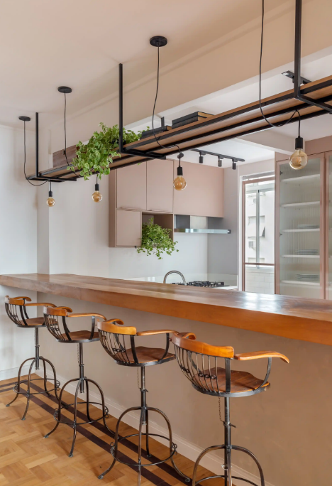 Bancadas amadeiradas combinam em muitos estilos de projeto – Foto: Luiza Schreier/Produção visual: Rodolfo Consoli/CASACOR | Projeto: Casa Ninho Studio