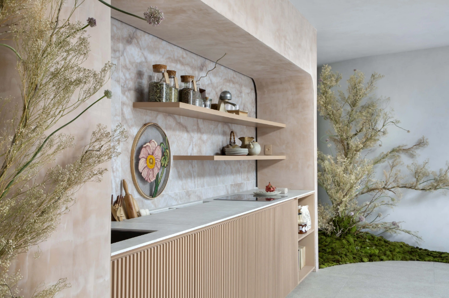 Prateleira de madeira é solução prática e bonita para trazer mais presença e charme à cozinha – Foto: MCA Estúdio/CASACOR | Projeto: Melina Romano