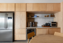 Madeira na cozinha: descubra onde usar e o que pode substituir o material O acabamento amadeirado nos armários transforma a cozinha em ponto de destaque – Produção: Luciana Cardoso | Fotos: Júlia Tótoli/Divulgação | Projeto: Bloco Arquitetos