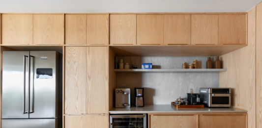 Madeira na cozinha: descubra onde usar e o que pode substituir o material O acabamento amadeirado nos armários transforma a cozinha em ponto de destaque – Produção: Luciana Cardoso | Fotos: Júlia Tótoli/Divulgação | Projeto: Bloco Arquitetos