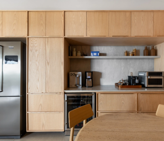 Madeira na cozinha: descubra onde usar e o que pode substituir o material O acabamento amadeirado nos armários transforma a cozinha em ponto de destaque – Produção: Luciana Cardoso | Fotos: Júlia Tótoli/Divulgação | Projeto: Bloco Arquitetos